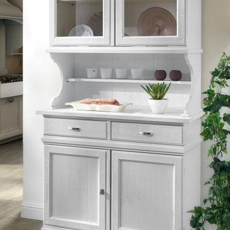 Dettaglio credenza country con vetrina e ripiano