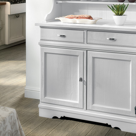 Credenza country con vetrina, dettaglio delle ante in legno