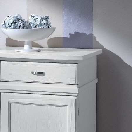 Dettaglio credenza country 2 ante 2 cassetti, finitura bianca