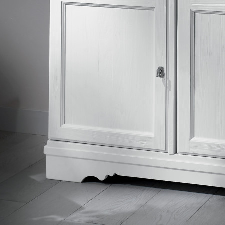 Dettaglio zoccolo credenza country 2 ante 2 cassetti