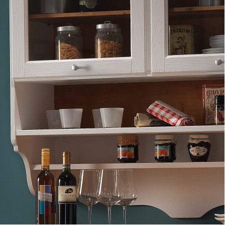 Dettaglio mobile cucina con pensile in legno e vetro