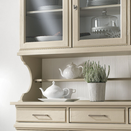 Credenza country con alzata, dettaglio ripiano