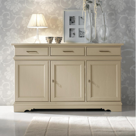 Credenza country tre ante tre cassetti, dettaglio zoccolo sagomato