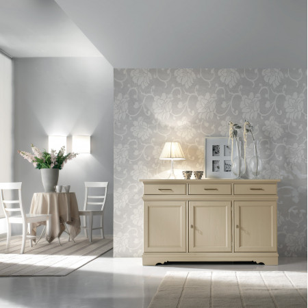Credenza country tre ante e tre cassetti in legno, dettaglio ambientato