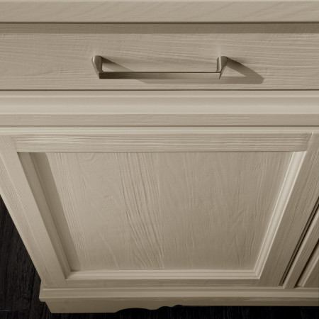Dettaglio credenza country tre ante legno massello