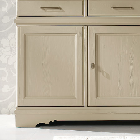 Credenza country tre ante tre cassetti dettaglio zoccolo