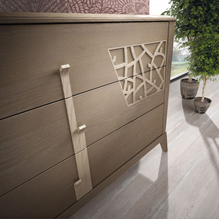 Comò contemporaneo con traforo decorativo e maniglie in legno