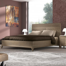 Letto contemporaneo con formelle traforate e imbottite in legno di frassino