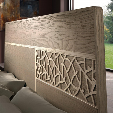 Dettaglio testata letto contemporaneo con formella traforata