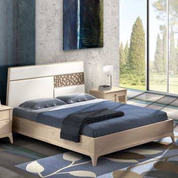 Letto contemporaneo con formelle traforate e imbottite in legno di frassino