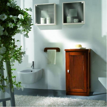 Vetrinetta anta legno in ambiente bagno illuminato
