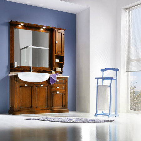 Porta asciugamani in legno di tiglio vicino a mobile bagno
