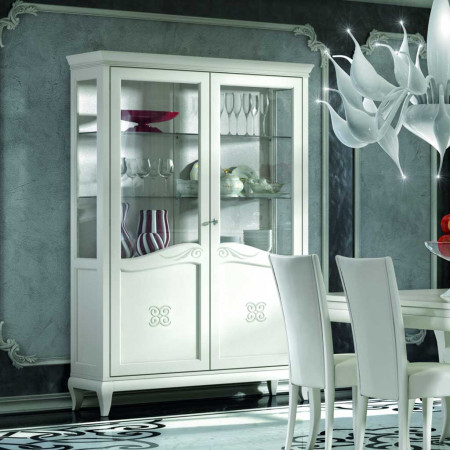 Sala da pranzo contemporanea con credenza e argentiera