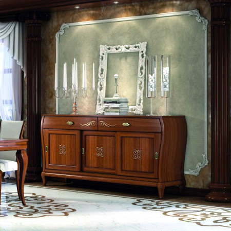 Sala da pranzo con credenza in legno e rilievi classici