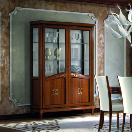Sala da pranzo classico contemporaneo con credenza in legno