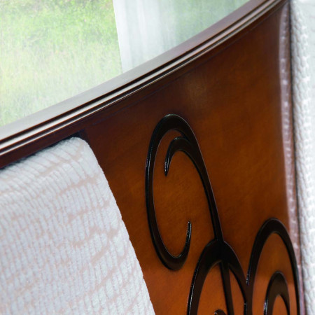 Dettaglio testata imbottita del letto con decoro