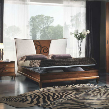 Letto con testata imbottita e decoro moka