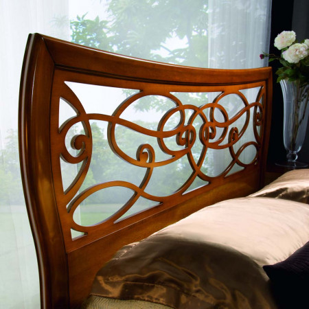 Letto king size in legno con testata traforata dettagli