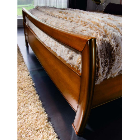 Dettaglio piediera in legno del letto king size