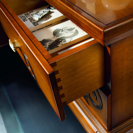 Dettaglio legno cassetto del letto in stile contemporaneo