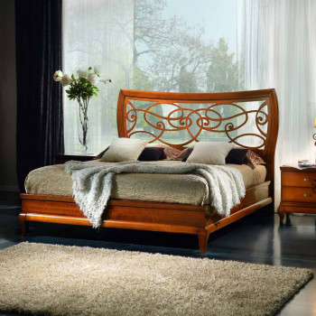 Letto sagomato con testata traforata in legno