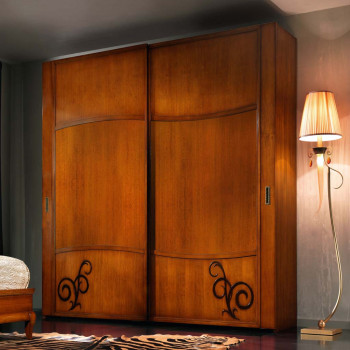 Armadio due ante in legno scorrevoli con rilievi moka