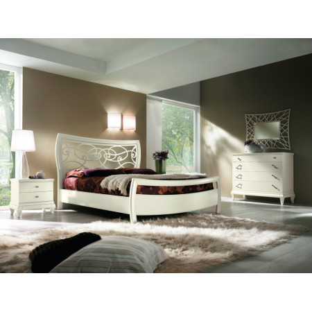 Camera da letto con testata traforata e rosa decorativa