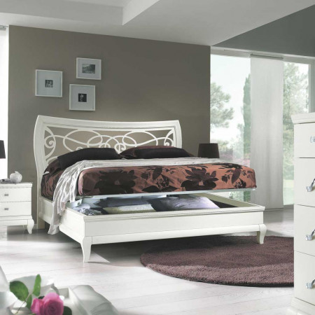 Letto con testata traforata e sagomata in camera moderna