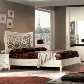 Letto con testata traforata in legno frassino, dettaglio sagittato