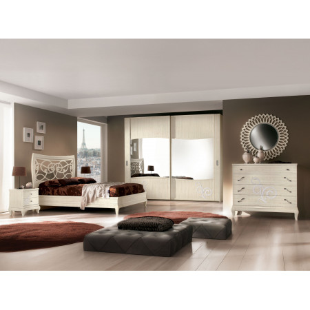 Comò 4 cassetti in frassino con rilievi decorativi