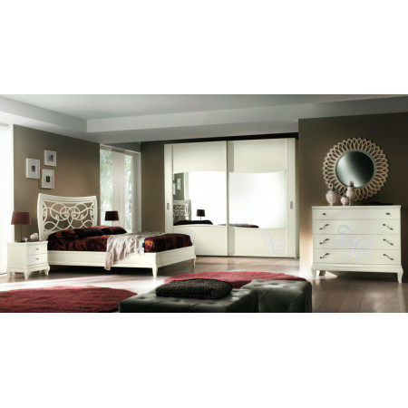 Como' 4 cassetti con decoro in rilievo ambientato