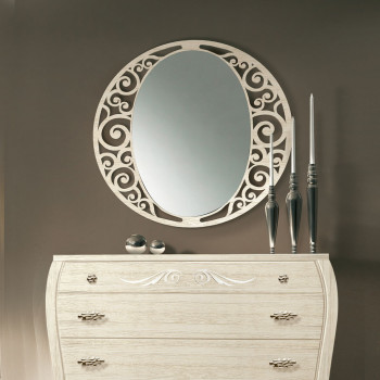 Specchiera traforata a riccioli, dettaglio decorativo