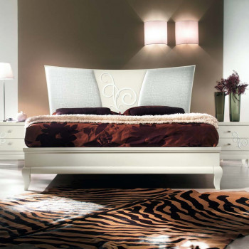 Letto con testata imbottita e decoro, dettaglio centrale