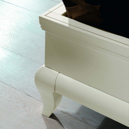 Dettaglio del giroletto del Letto con testata imbottita e decoro
