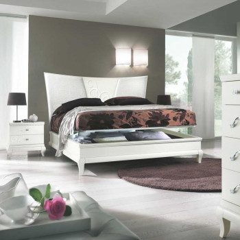 Letto con testata imbottita e ornato in rilievo