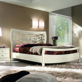 Letto sagomato con testata traforata e dettagli in legno