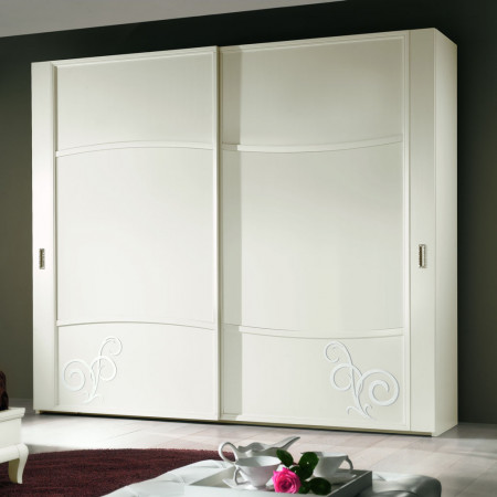 Armadio con ante legno e decori floreali in rilievo