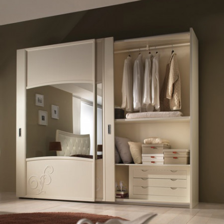 Armadio con ante legno e decori interni organizzati