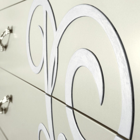 Dettaglio decori armadio con ante legno