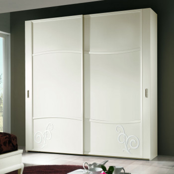 Armadio con ante in legno e decori in rilievo