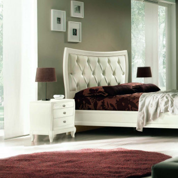 Comodino 3 cassetti sagomato con piedini, ambientato