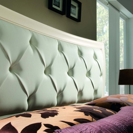 Comodino 3 cassetti sagomato con decoro rilievo