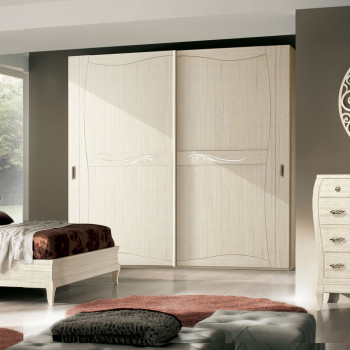 Armadio ante scorrevoli in frassino con rilievi decorativi