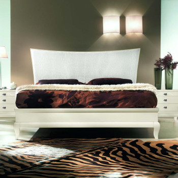 Letto due piazze con testata imbottita in camera moderna