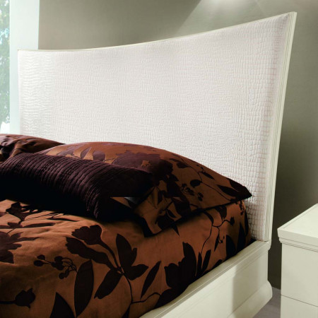 Letto due piazze con testata sagomata imbottita