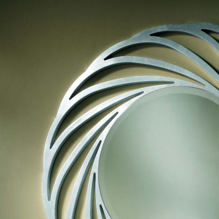 Dettaglio della specchiera a vortice con specchio molato