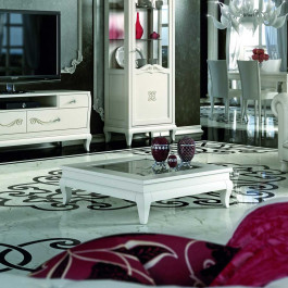 Tavolino quadrato con piano vetro, stile classico Tavolino quadrato con piano vetro in salotto elegante