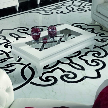 Tavolino rettangolare con piano in vetro su pavimento decorato