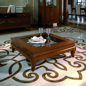 Tavolino quadrato in legno e vetro su pavimento decorato