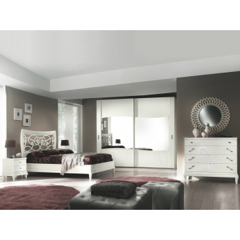 Camera da letto con testata traforata e decorazioni